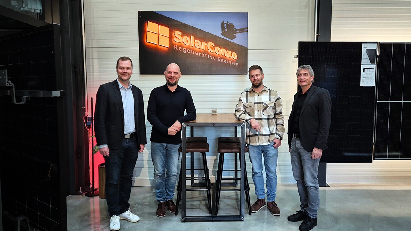 Geschäftsführer Simon Reichmann mit den Besuchern im Showroom bei SolarConze